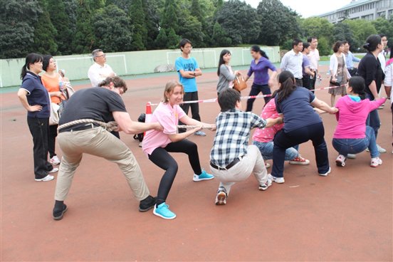 说明: F:\学院视频\201305教职工拔河赛\IMG_8354.JPG